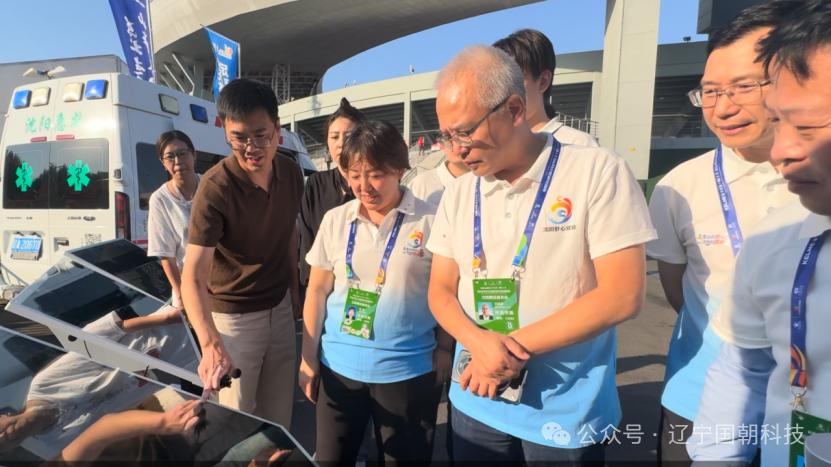 与会嘉宾参观舒心好就业智能应用演示