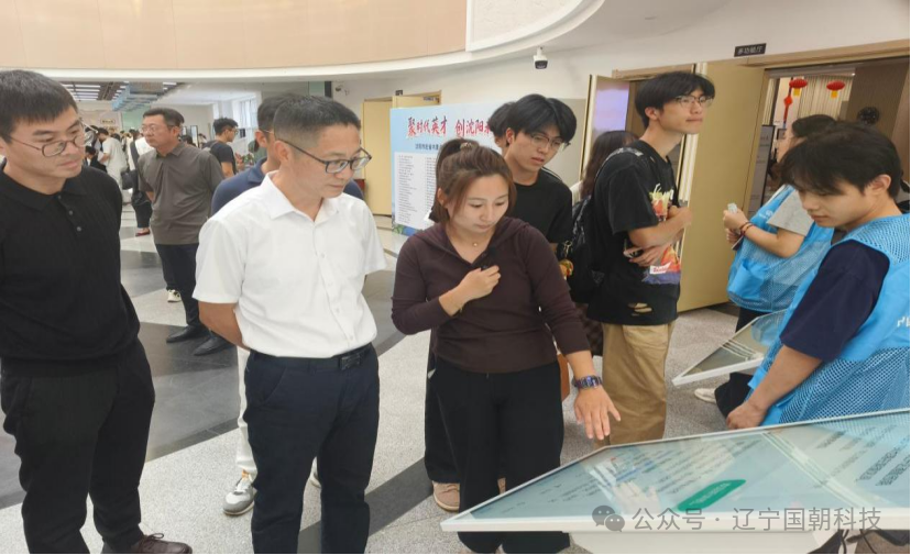 与会嘉宾参观国朝科技智能大模型互动演示
